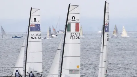 10月27日凌晨3点，西甲第11轮关键对决：巴萨客场以4-0击败皇马，莱万、亚马尔进球，拉菲尼亚助巴萨稳获胜利！